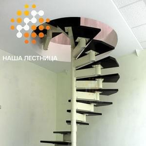 Винтовая лестница на модульном каркасе цвета Белая шагрень