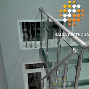 Лестница в дом на второй этаж со стеклянным ограждением-2
